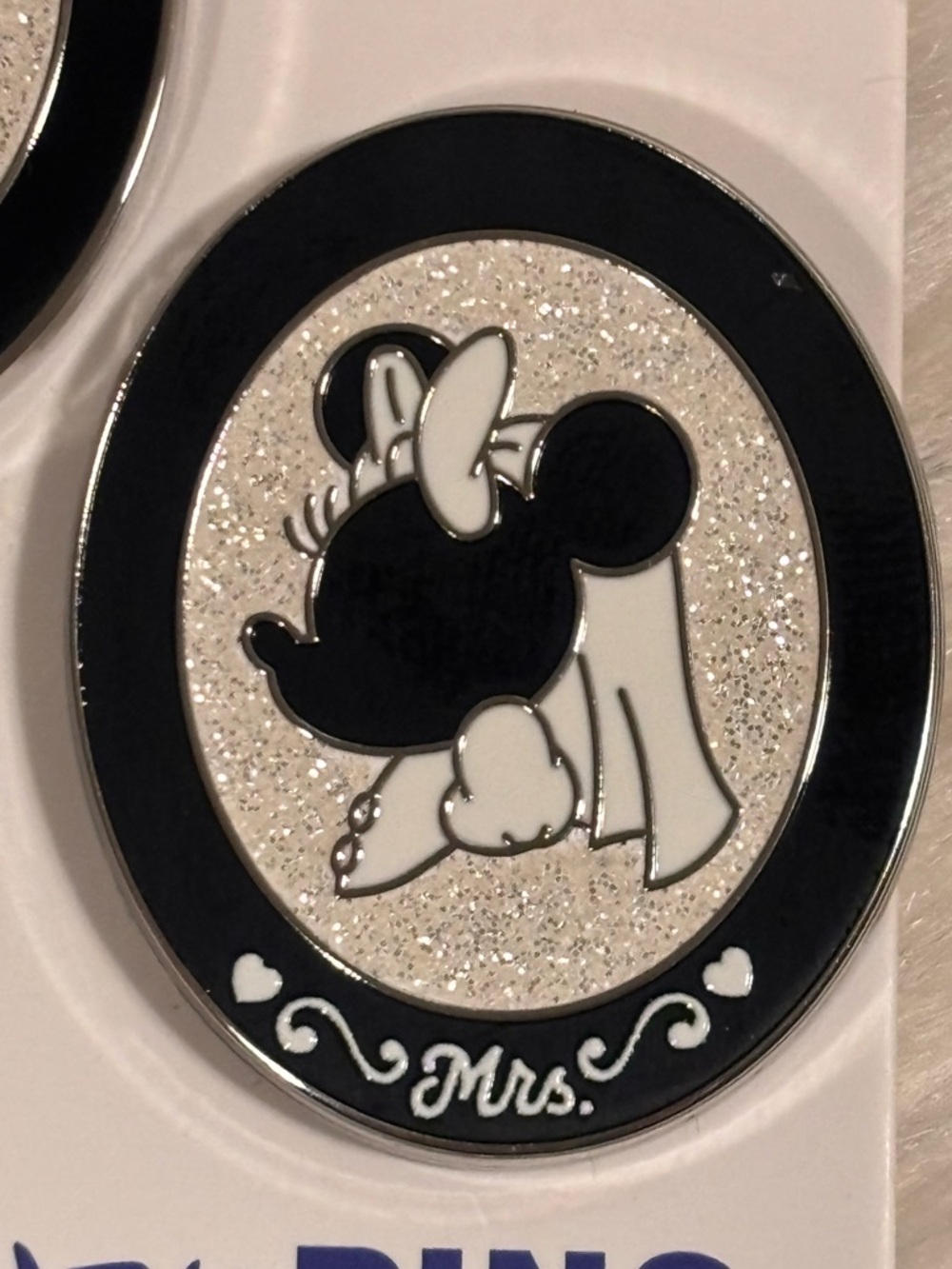 Disney 2026 Mickey & Minnie Mouse Wedding Mr. & Mrs. 2 Pin Set, New - Picture 3 of 4